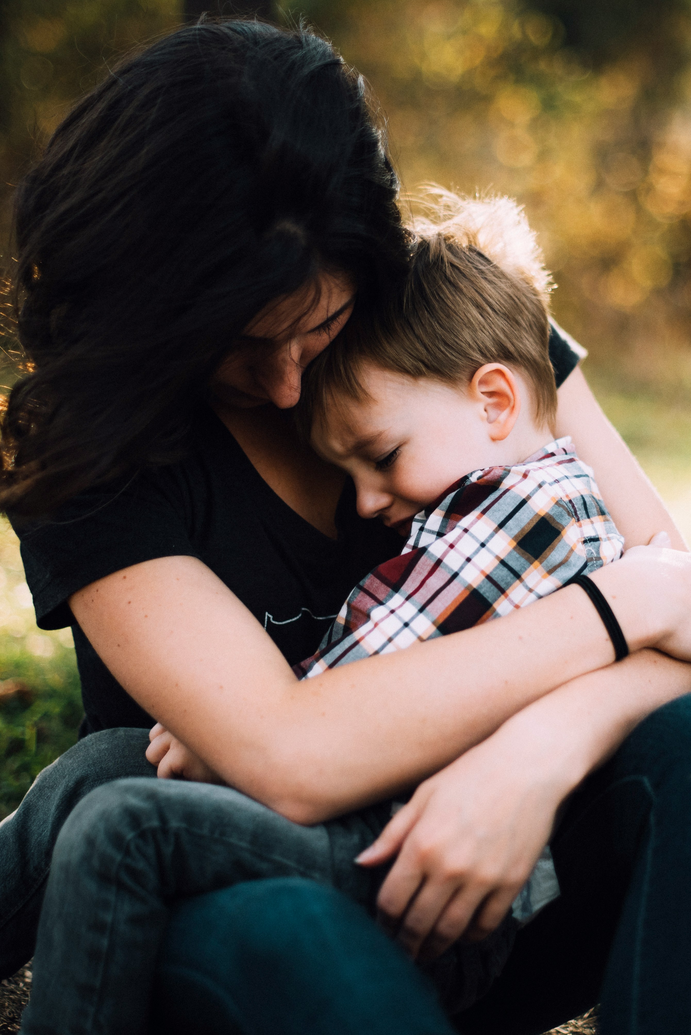 A mother comforting her crying toddler | Source: Unsplash