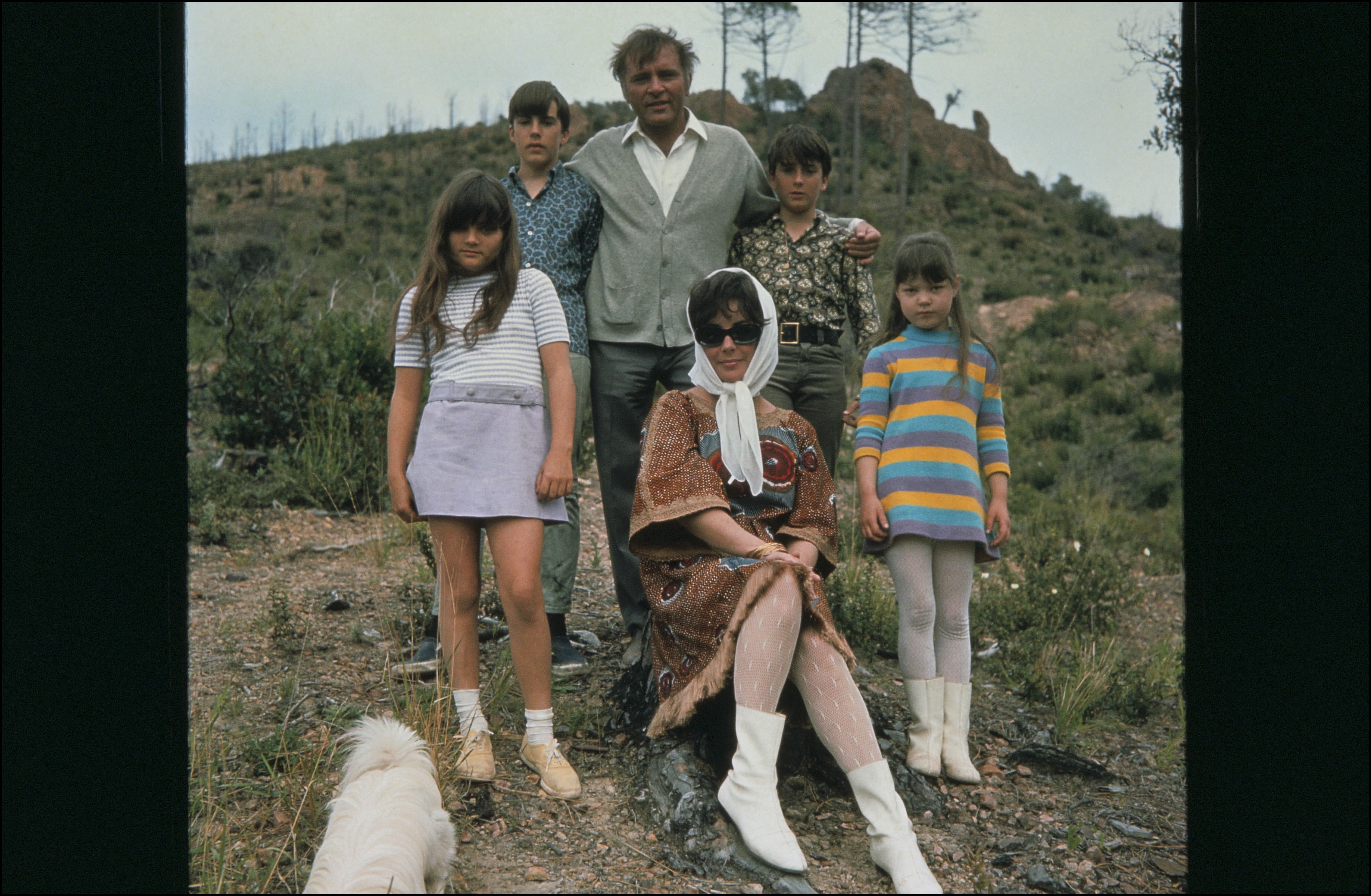 Elizabeth Taylor with Richard Burton and children Michael Wilding, Chistopher Wilding, Elisabeth Todd and Maria Burton in 1967. | Source: Getty Images