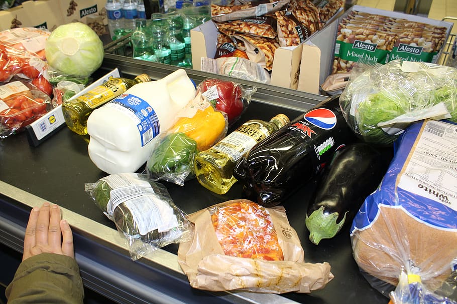 Comestibles en la caja de un supermercado. | Foto: PxFuel