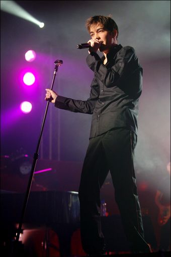 Grégory Lemarchal entrain de chanter sur scène. | Photo : Getty Images