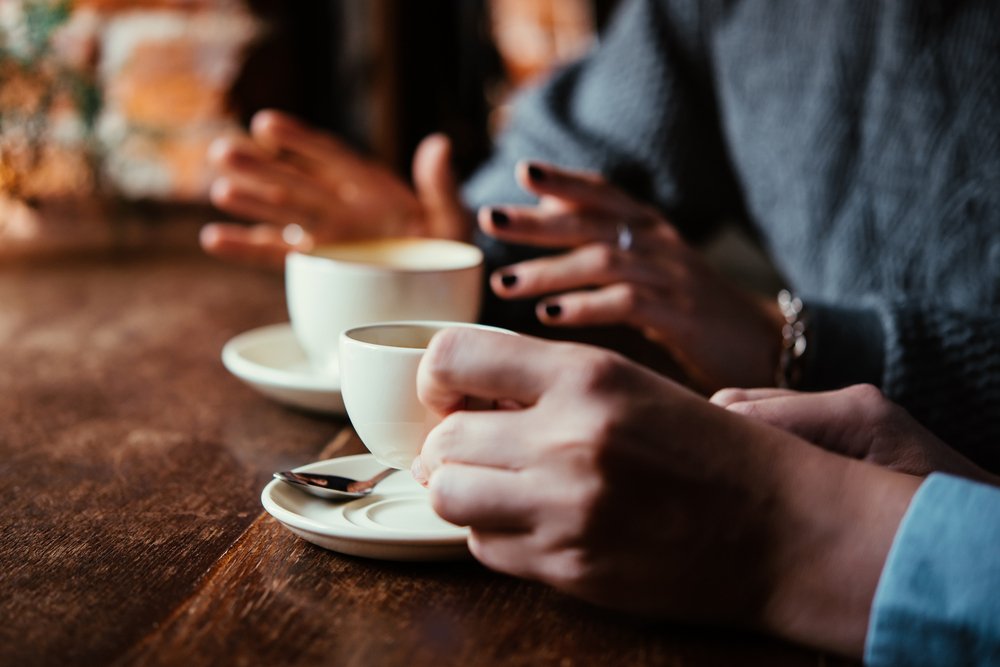 Des personnes buvant du café. | Photo : Shutterstock