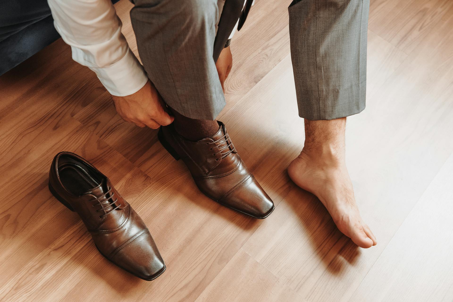 A man putting on his shoes | Source: Pexels