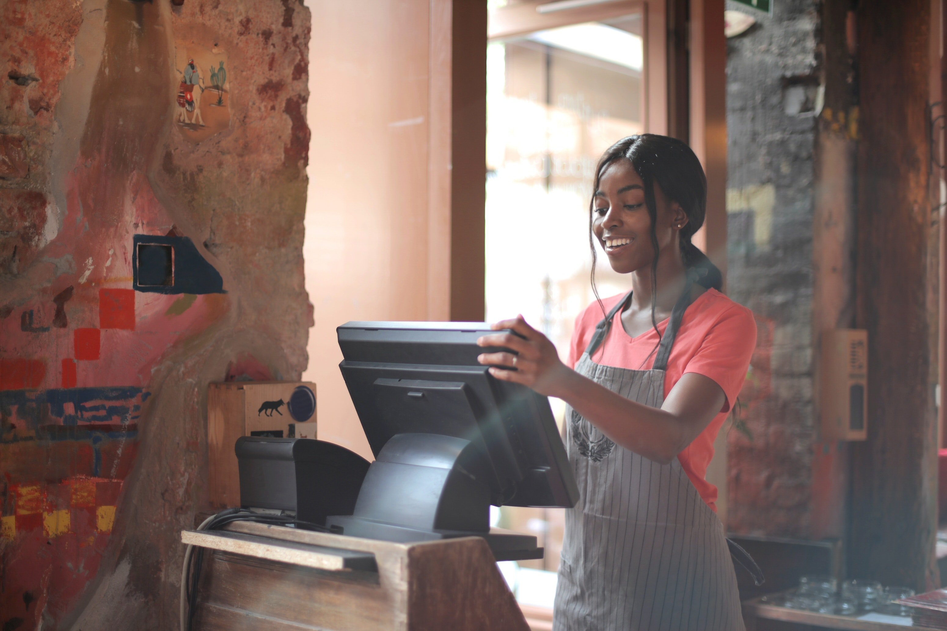 Emma enjoys her job as a cashier. | Source: Pexels