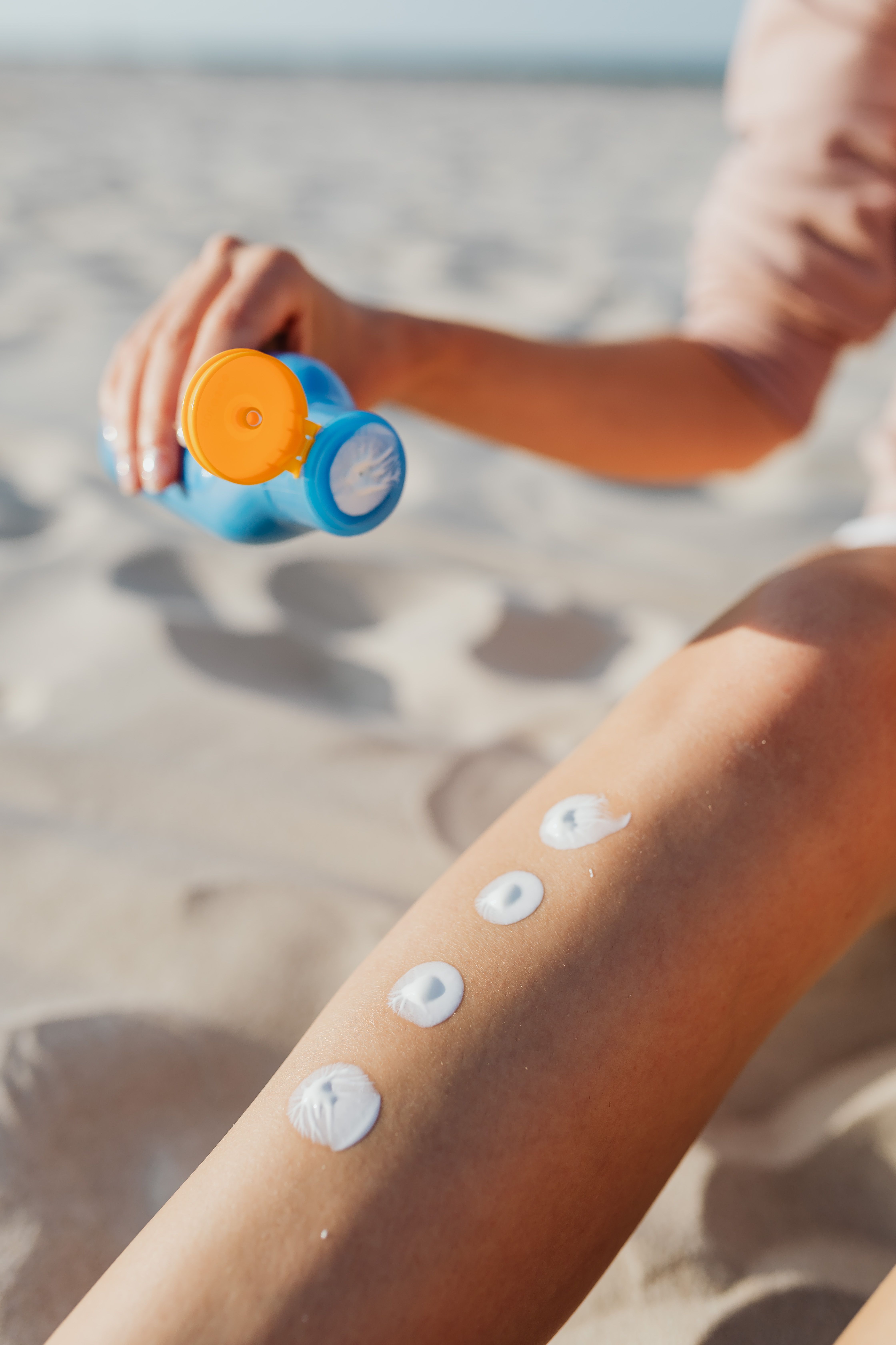 Woman applying sunscreen on her legs | Source: Pexels