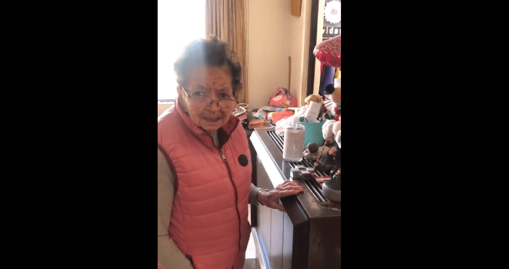 La abuela preguntando el nombre del Amazon Echo Dot. | Foto: Twitter/sophiasinefe