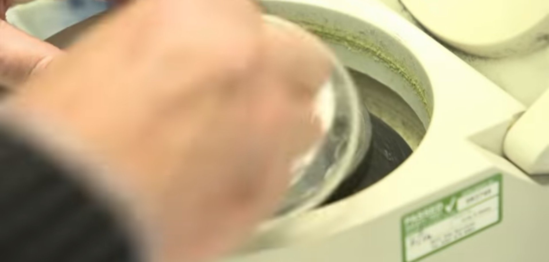 Les chercheurs effectuant des tests sur le sang de Jo. l Source: YouTube/EuroNews