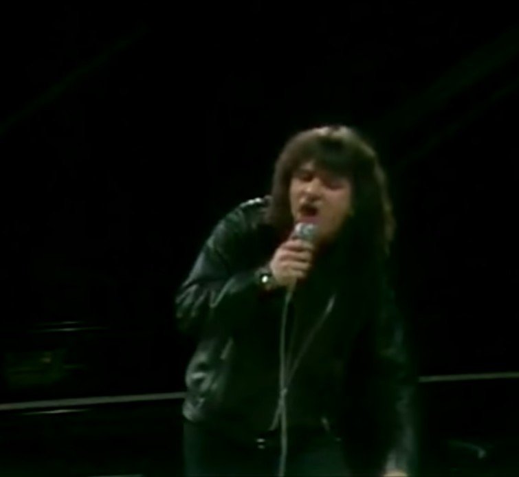 Daniel Balavoine chantant "Quand on arrive en ville". l Source : YouTube/Ina Chansons Daniel Balavoine chantant "Quand on arrive en ville". l Source : YouTube/Ina Chansons