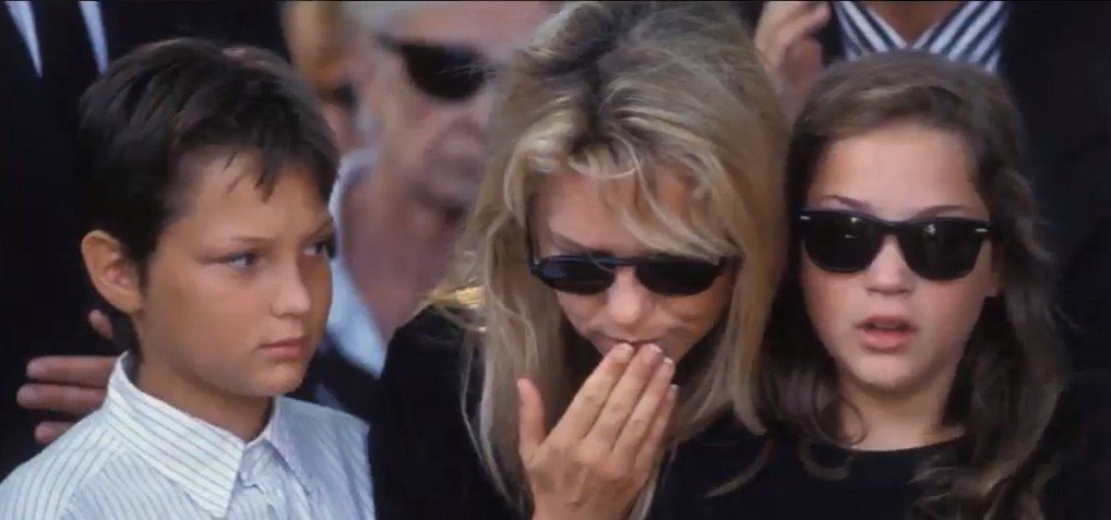 France Gall et ses enfants à l'enterrement de Michel Berger. l Source : YouTube/ Divertissement Aujourd'hui France Gall et ses enfants à l'enterrement de Michel Berger. l Source : YouTube/ Divertissement Aujourd'hui