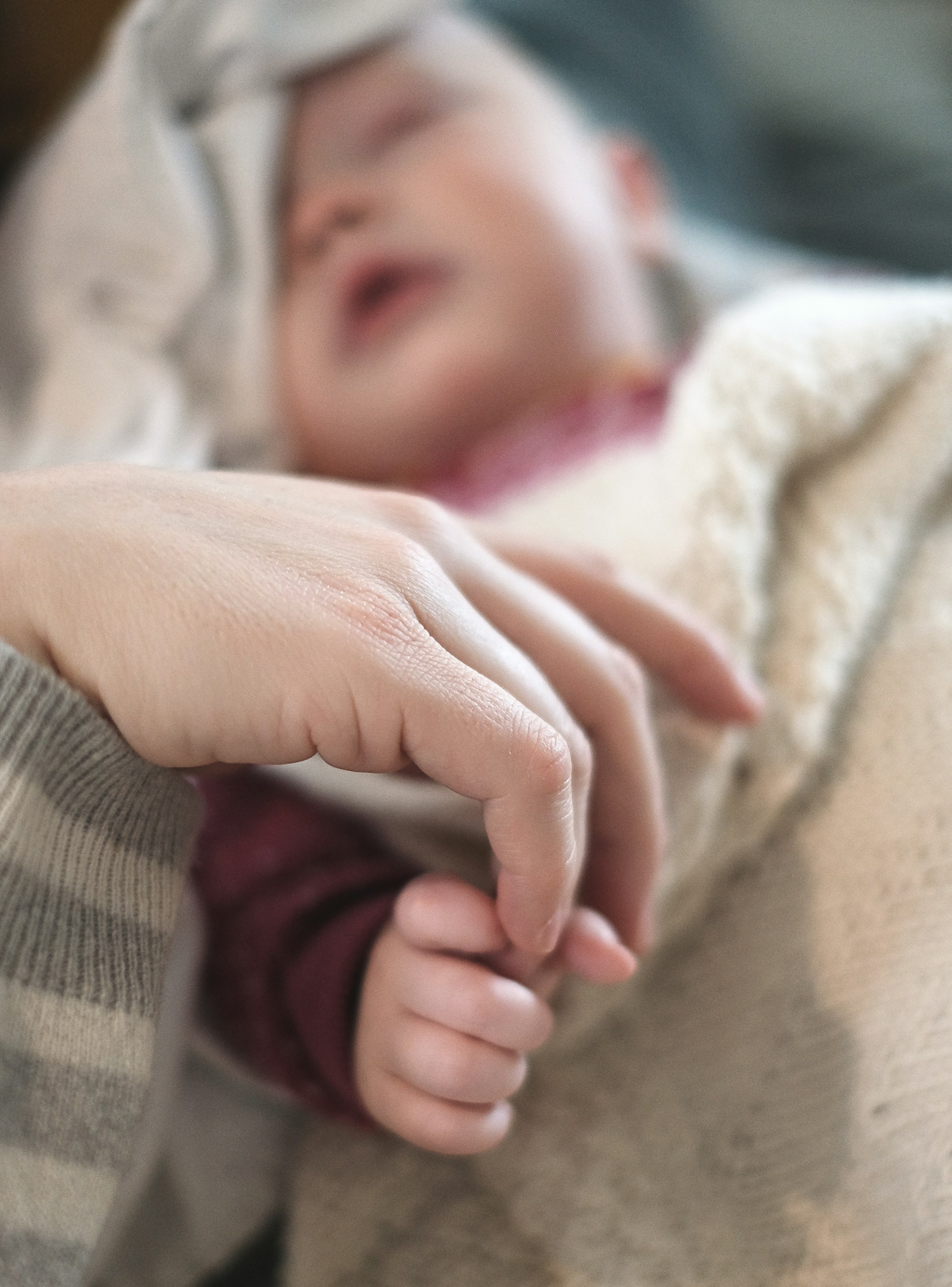 Una madre sosteniendo a un bebé | Fuente: Unsplash