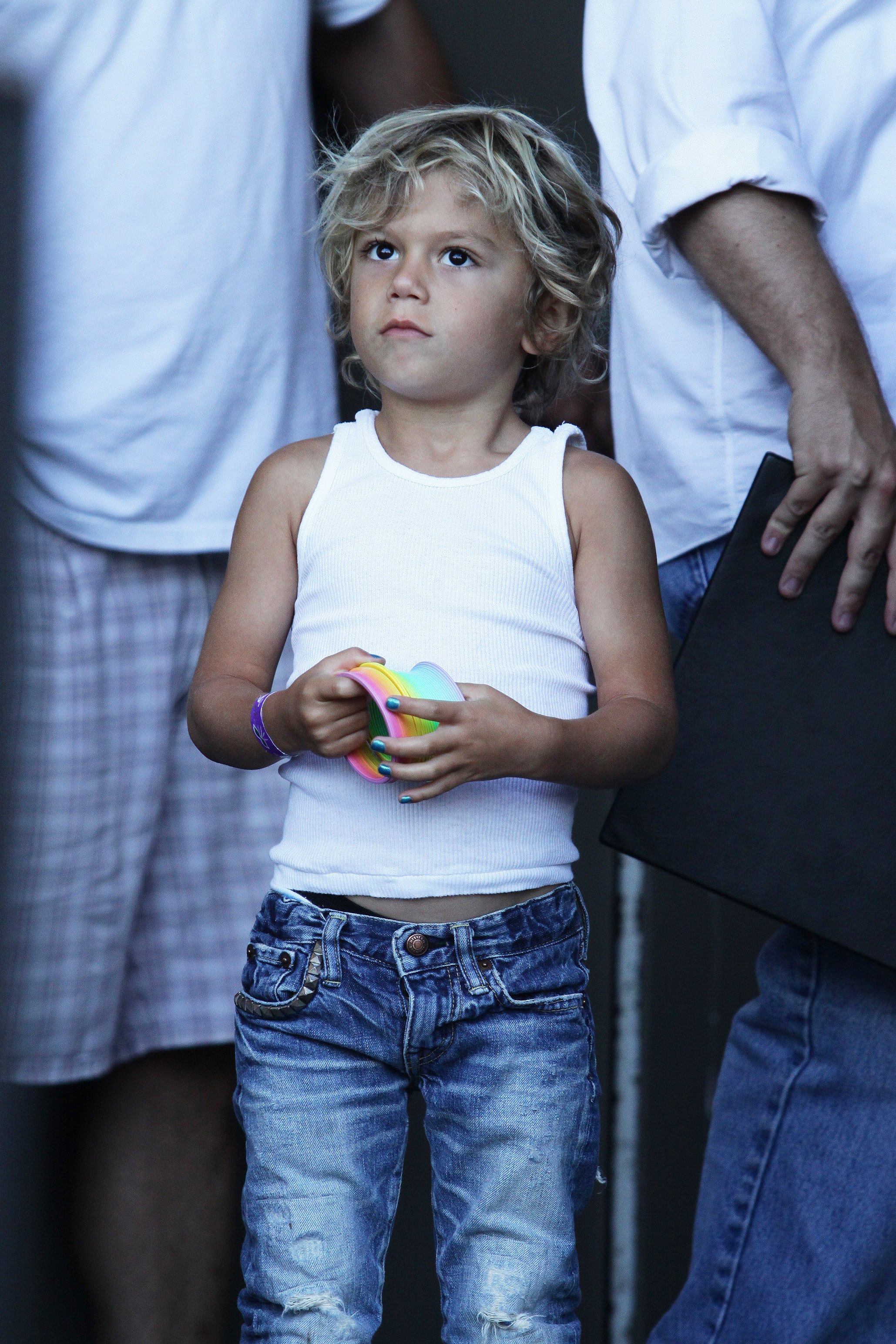 Kingston Rossdale watching his father perform at the Petrillo Band Shell in Grant Park in Chicago, Illinois on June 26, 2010 | Source: Getty Images