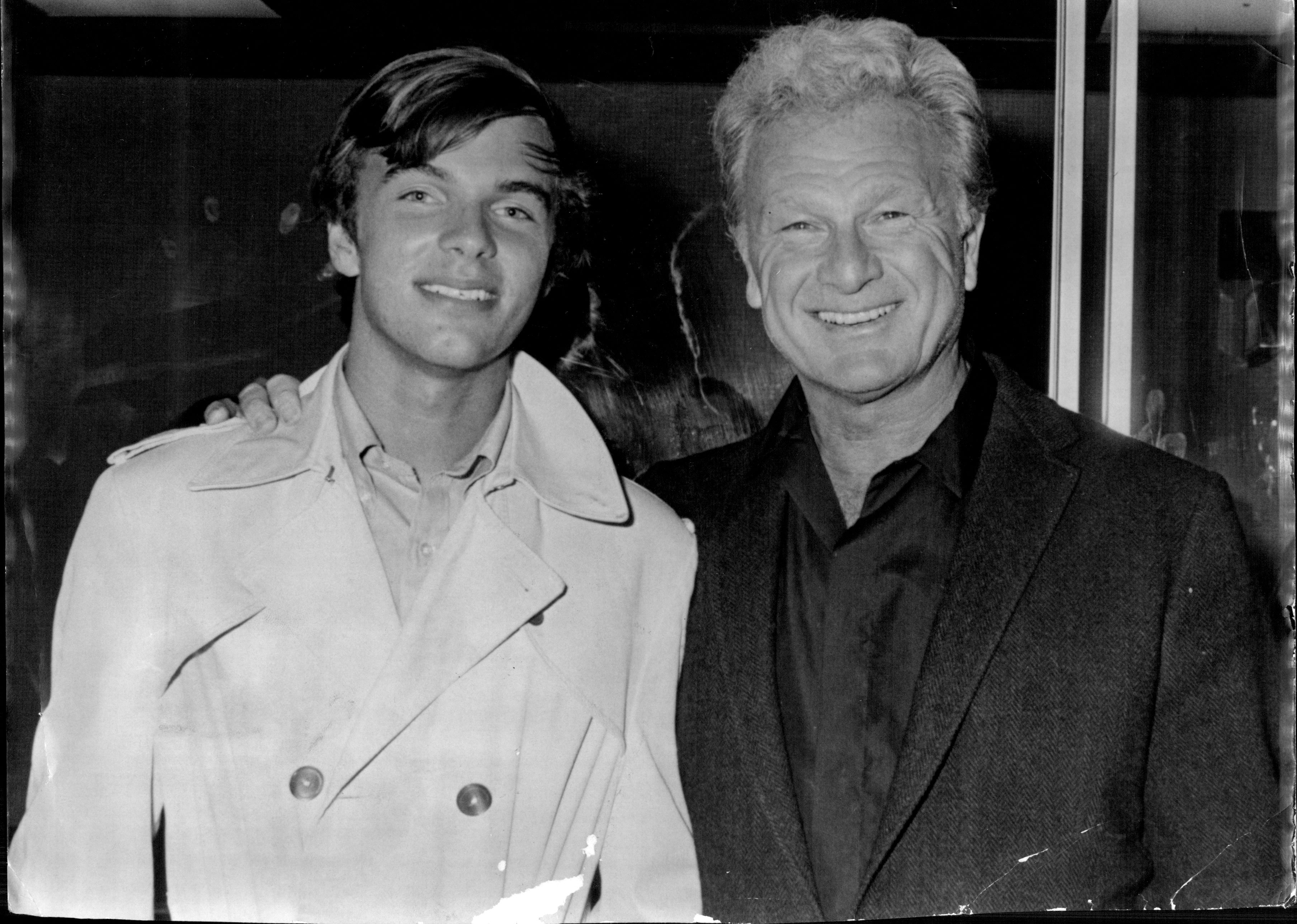  Edward Albert Jr and father, Eddie Albert at the Commonwealth Health Departments City Vaccination centre. September 04, 1969. | Photo: Getty Images