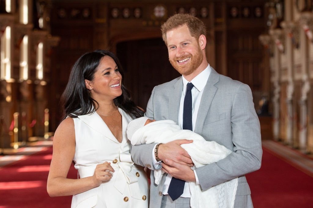 Prince Harry, Duke of Sussex and Meghan, Duchess of Sussex, pose with their newborn son Archie Harrison Mountbatten-Windsor during a photocall in St George's Hall | Photo: Getty Images