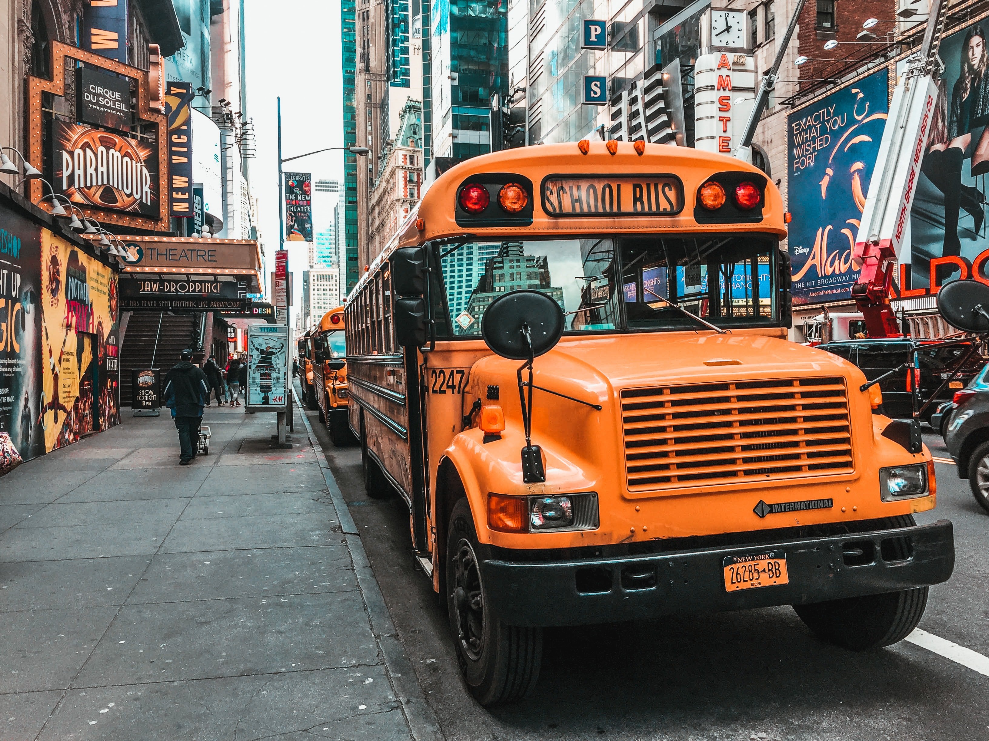 Un autobús escolar estacionado en una calle. | Foto: Unsplash