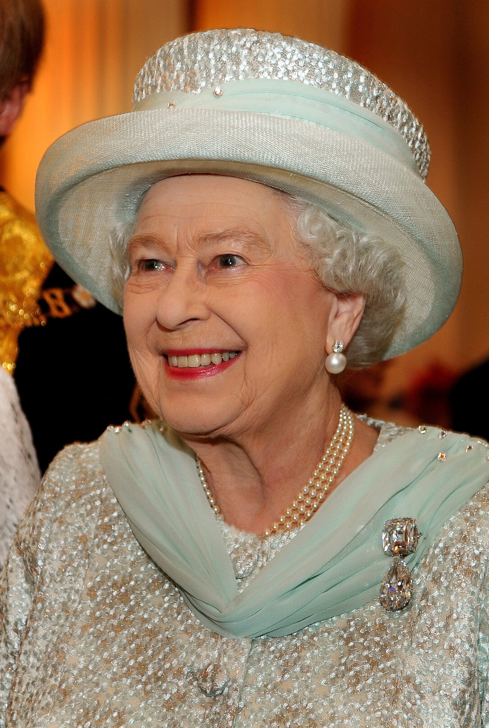 Kraliçe II. Elizabeth, 5 Haziran 2012'de Londra, İngiltere'de Kraliçe'nin Elmas Yıldönümü münasebetiyle Londra ve Şehir Lordu tarafından verilen resepsiyon için Mansion House'un Mısırlı odasında konuklarla konuşurken gülümsüyor.  |  Kaynak: Getty Images