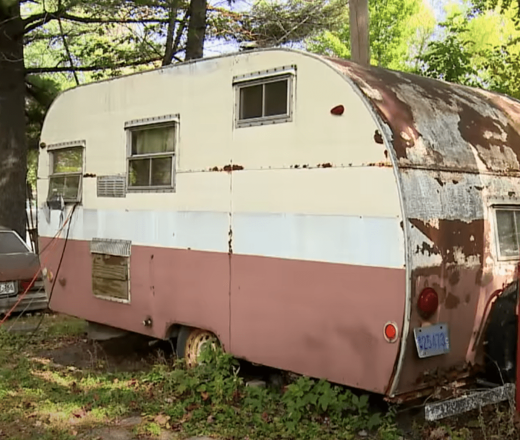Haase's old and dilapidated trailer home. | Source: youtube.com/Humankind