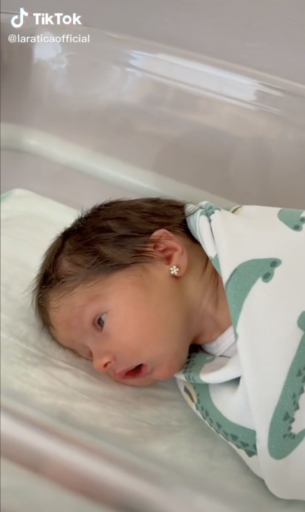 Das kleine Mädchen, Lara im Krankenhaus. | Quelle: https://www.tiktok.com/@laraticaofficial/video/7056685024967429382