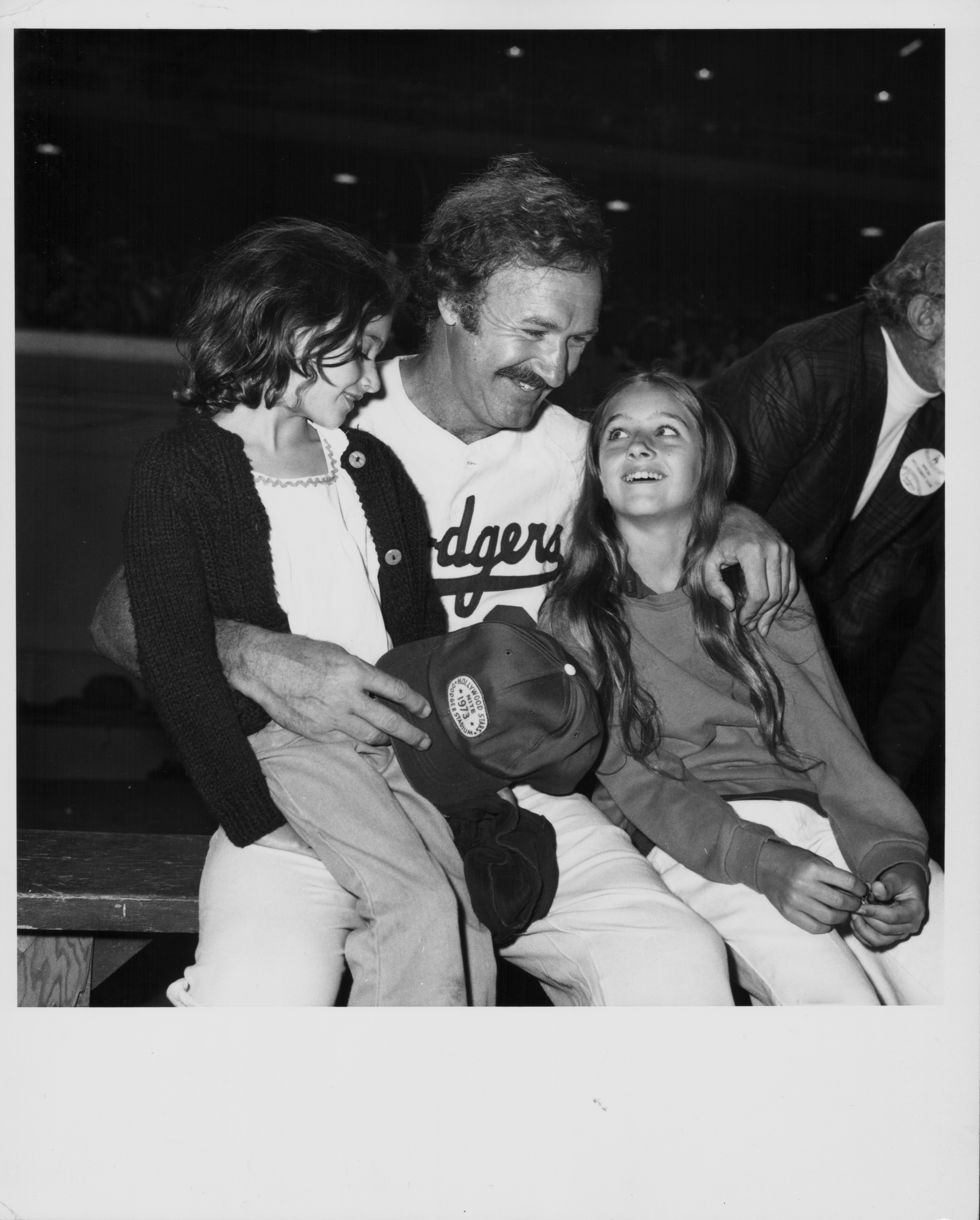 Actor Gene Hackman and his daughters, attending a celebrity baseball game in Hollywood, California, circa 1975-1985 | Source: Getty Images