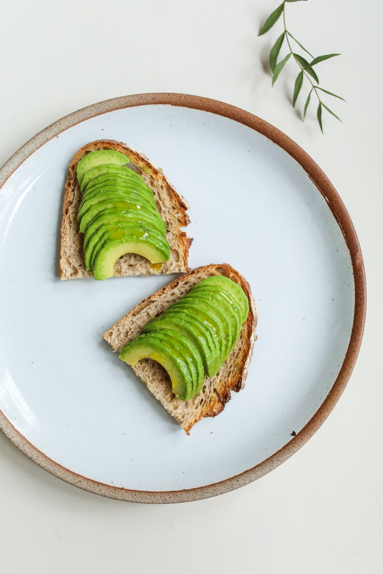 Sliced avocado on a piece of sliced bread | Photo: Pexels