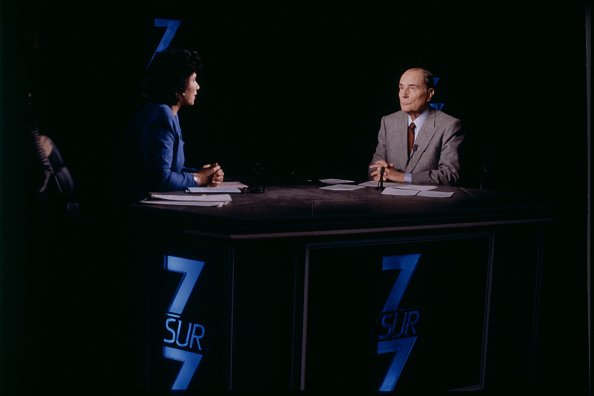 François Mitterrand sur le plateau de l'émission 7 sur 7, animée par Anne Sinclair. |Photo : Getty Images
