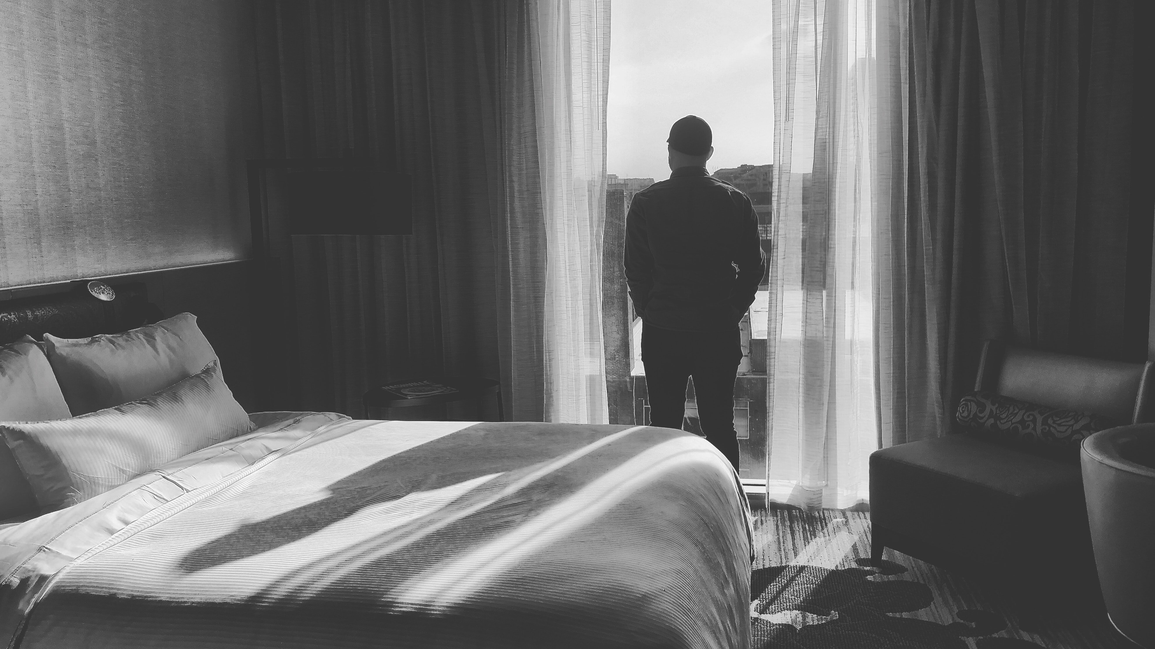 Hombre frente a una ventana. | Foto: Unsplash