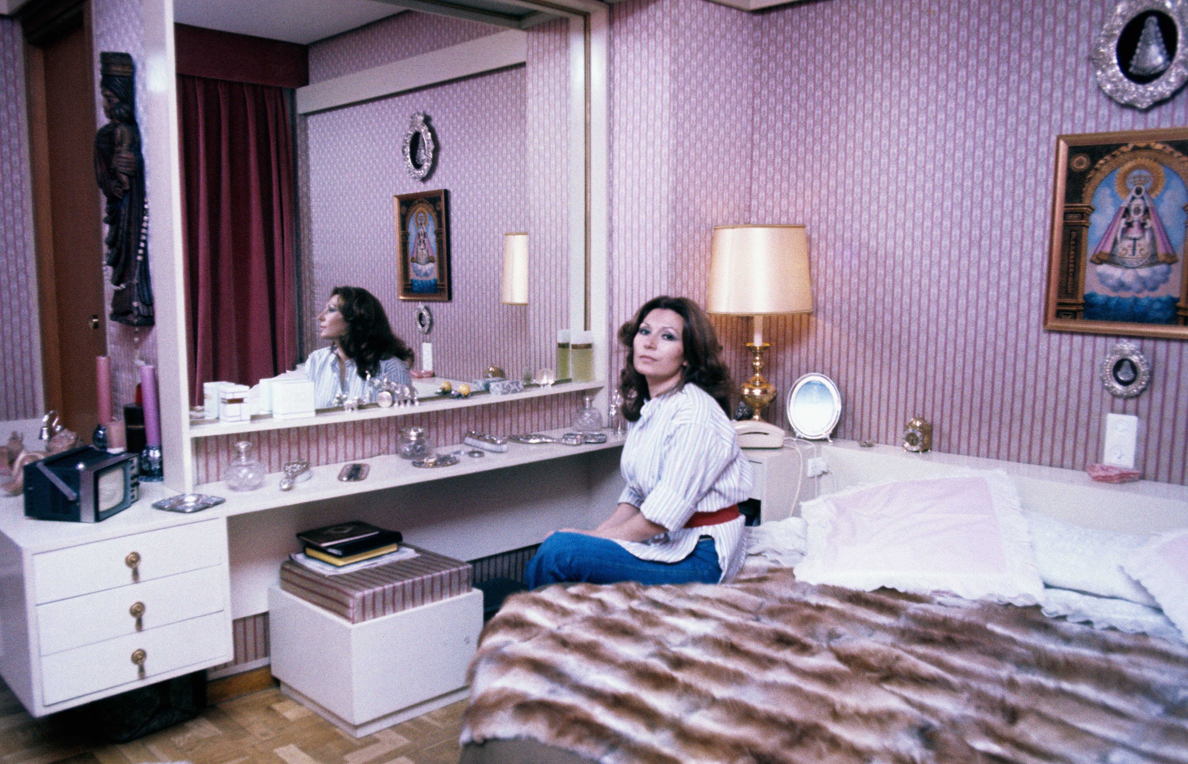 Rocío Jurado en su hogar en Madrid en 1976. | Foto: Getty Images