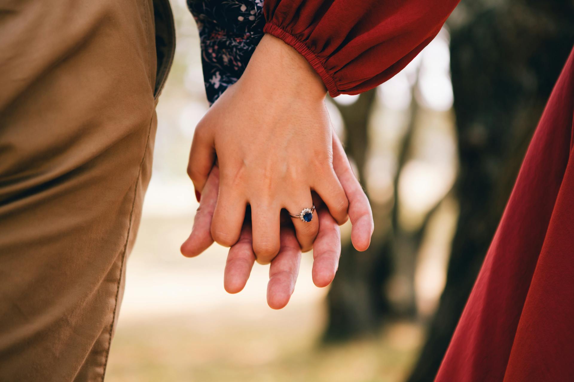 A couple holding hands | Source: Pexels