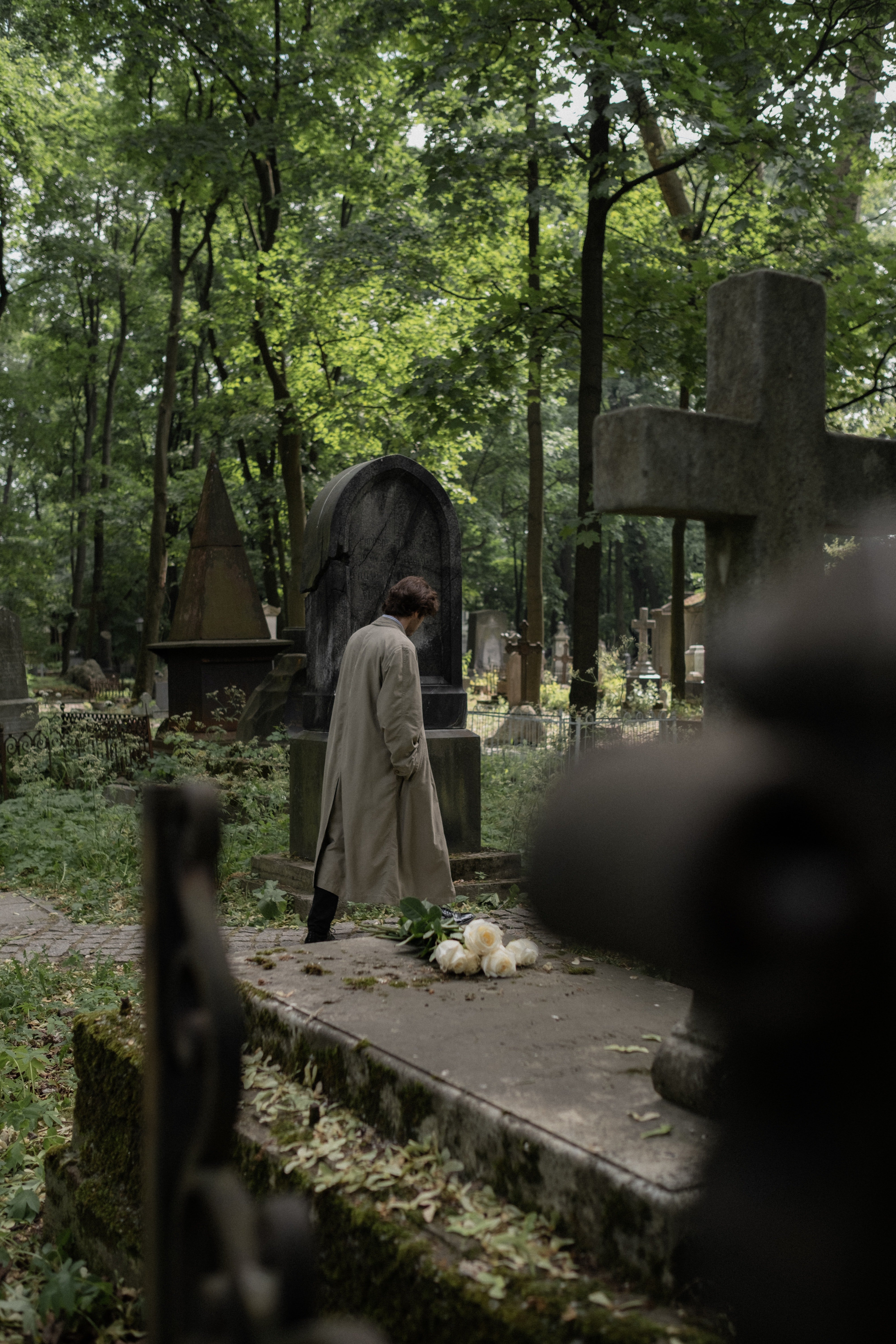 Un hombre camina por un cementerio. | Foto: Pexels