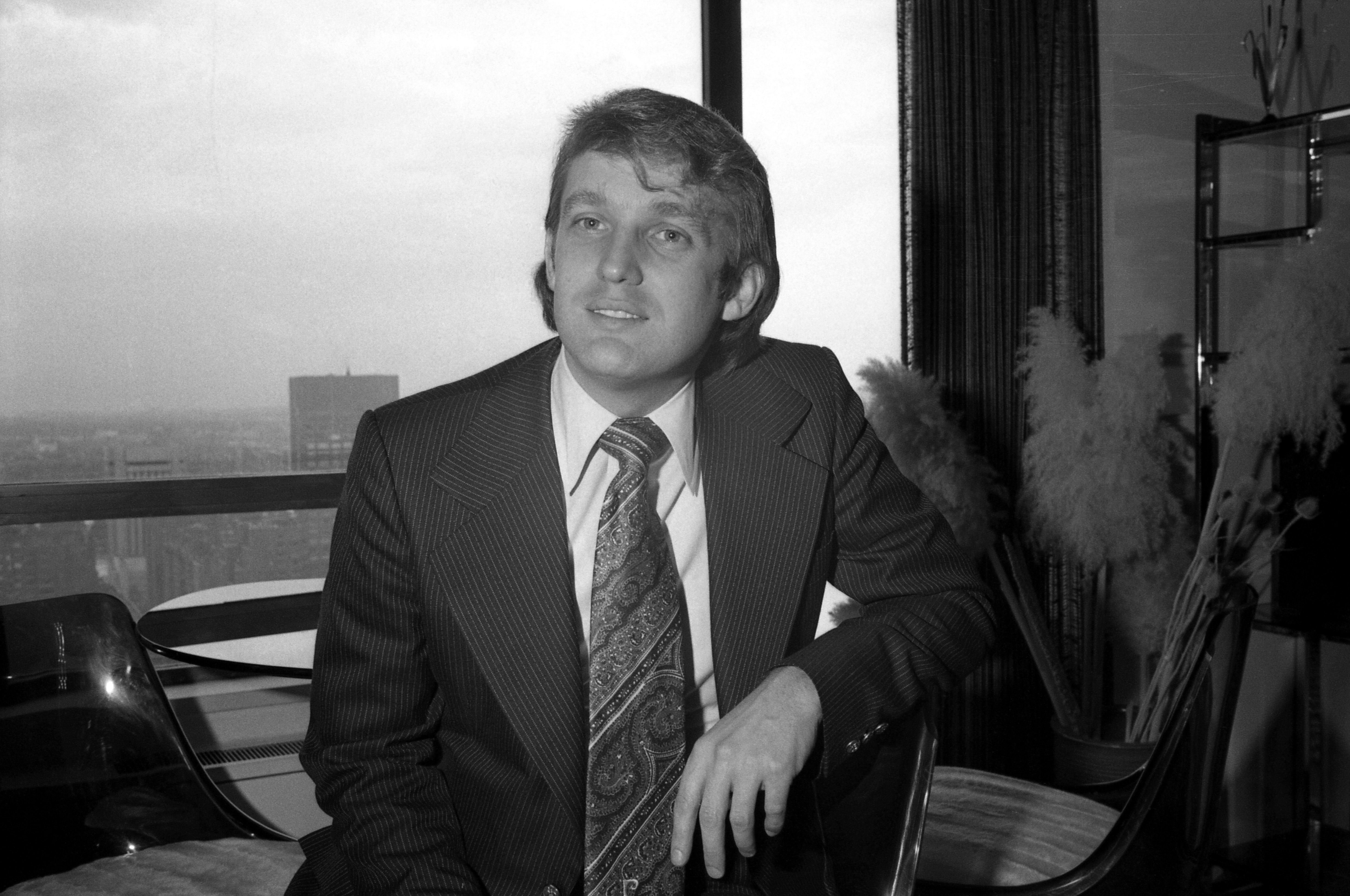 Donald Trump poses in his apartment on May 20, 1976 | Source: Getty Images