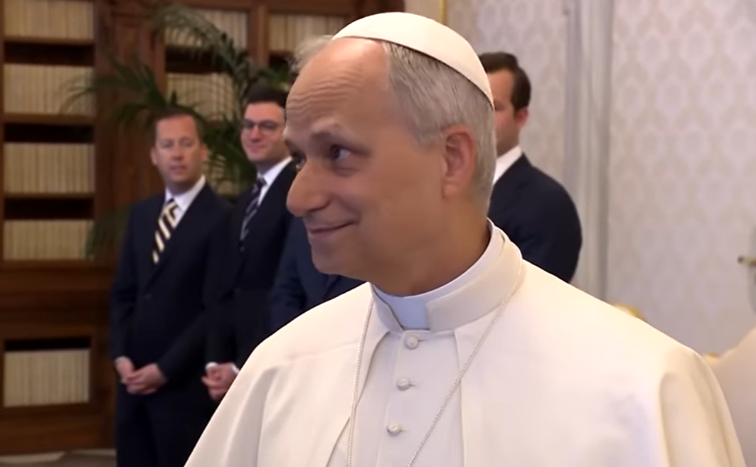 Pope Leo XIV smiles as he receives a gift from U.S. Vice President J. D. Vance on May 19, 2025 | Source: YouTube/@diarioas