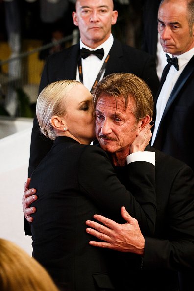 Sean Penn und Charlize Theron umarmen sich, als sie die Vorführung von "The Last Face" bei den jährlichen 69. Filmfestspielen von Cannes im Palais des Festivals am 20. Mai 2016 in Cannes verlassen | Quelle: Getty Images