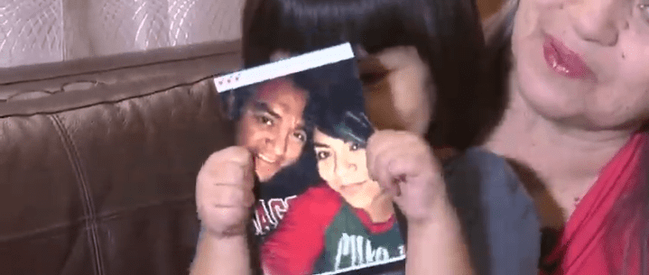 Emerie holds a photo of her parents. | Source: youtube.com/KSAT 12