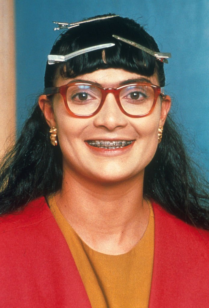La actriz Ana María Orozco posa para un retrato como su personaje Betty Pinzón en la serie de comedia de la cadena Telemundo 'Betty, la fea' en el año 2000. | Foto: Getty Images La actriz Ana María Orozco posa para un retrato como su personaje Betty Pinzón en la serie de comedia de la cadena Telemundo 'Betty, la fea' en el año 2000. | Foto: Getty Images