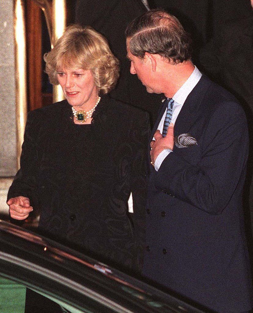 Camilla Parker Bowles and Prince Charles walk out of the Ritz January 28, 1999. | Source: Getty Images