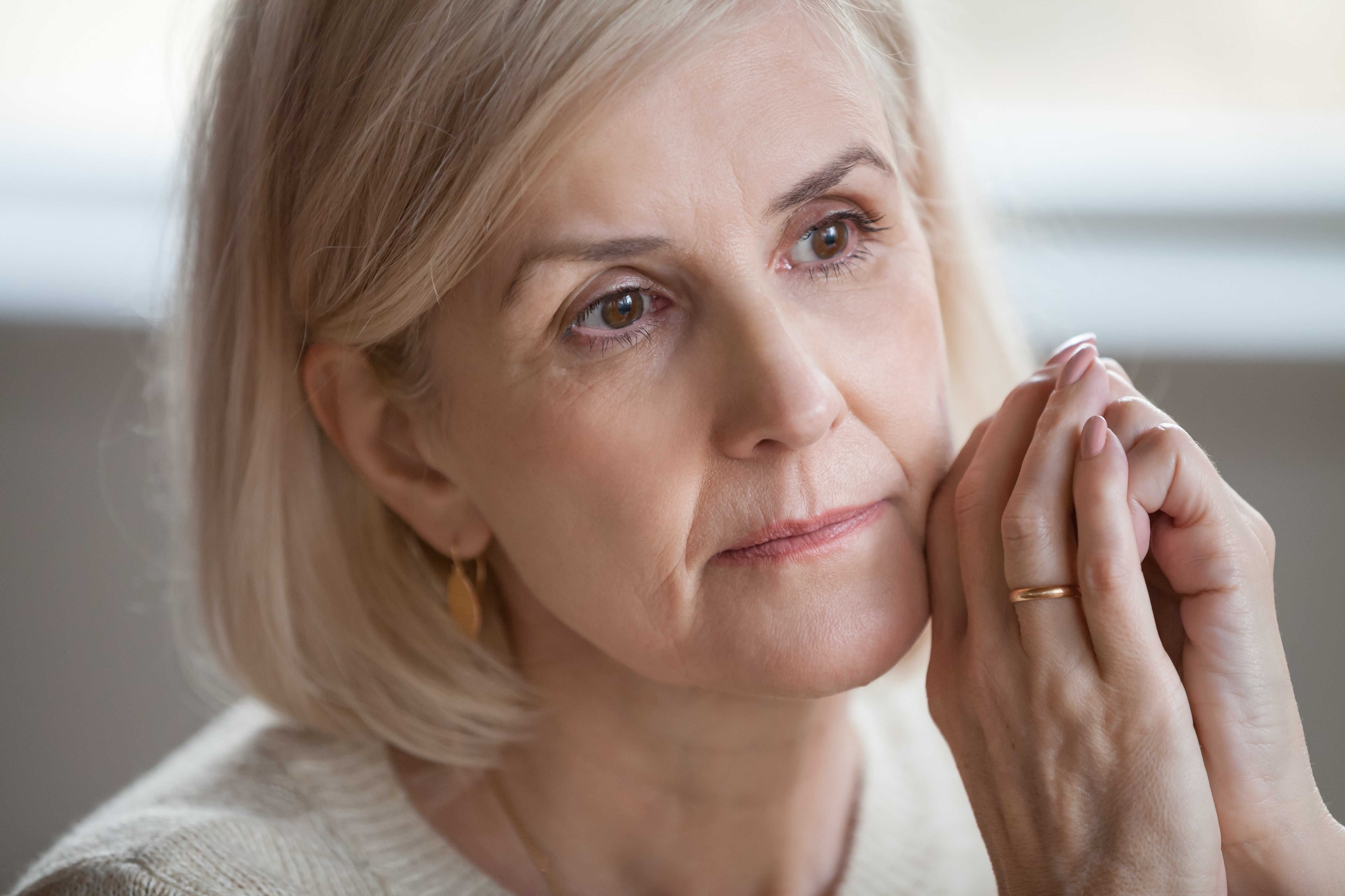 Mujer sumida en reflexión. | Foto: Shutterstock