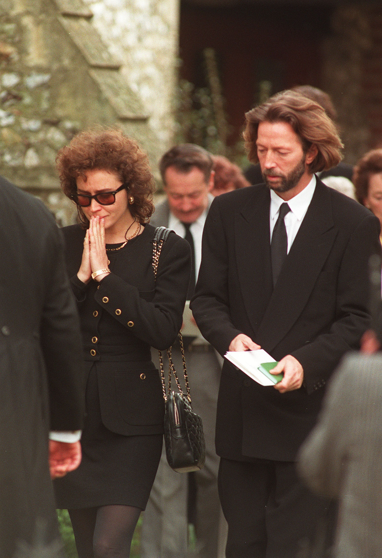 Lory del Santo y Eric Clapton asisten al funeral de su hijo en la iglesia de Santa María Magdalena de Surrey, 1991 | Foto: Getty Images