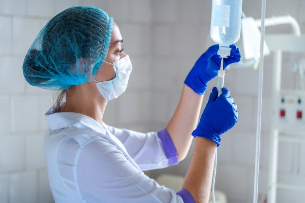 Enfermera manipulando insumos médicos. │Foto: Freepik