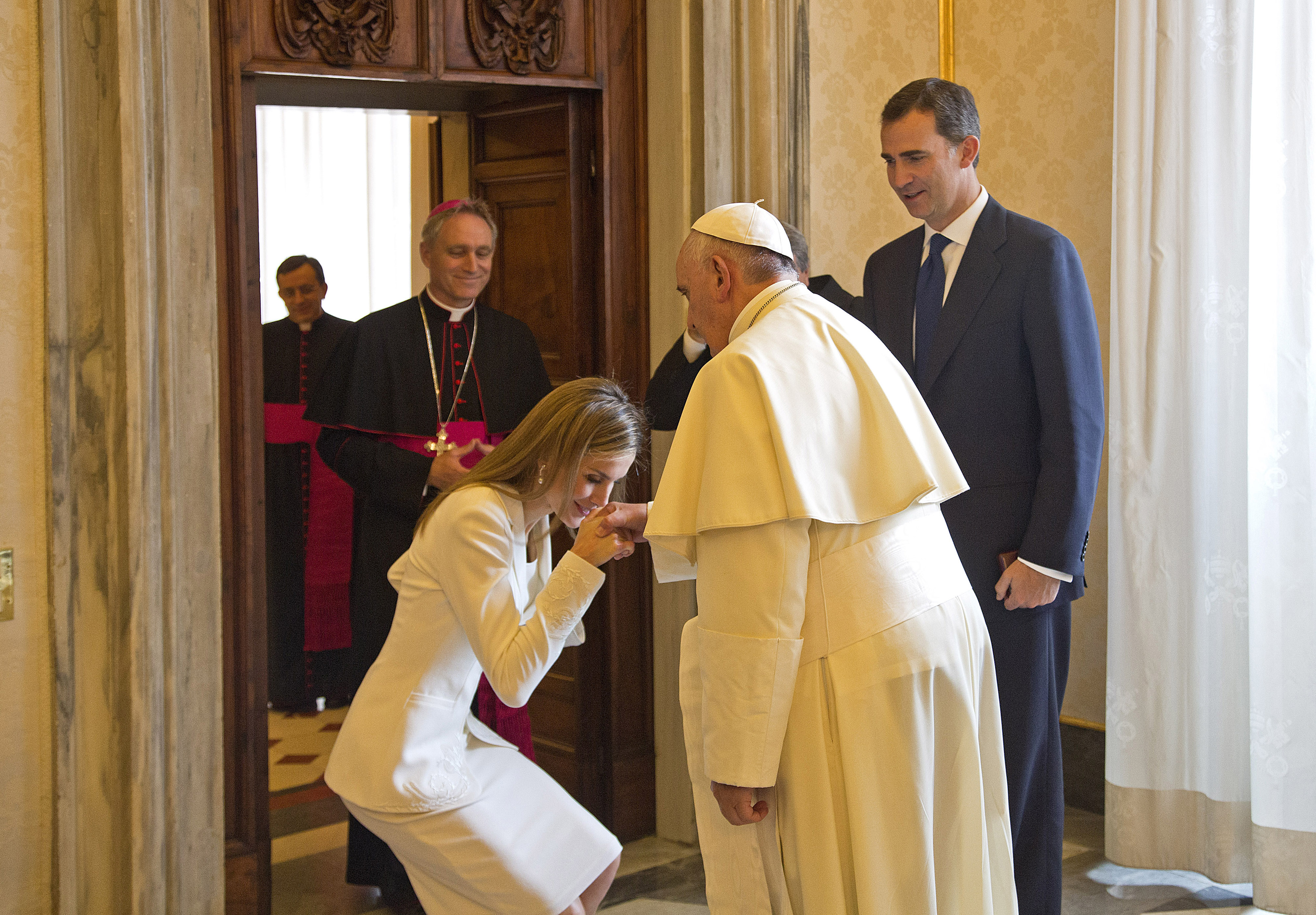 Pope Francis welcoming King Felipe VI of Spain and his wife Letizia Ortiz at the private library of the Apostolic Palace in Vatican City, on June 30, 2014 | Source: Getty Images