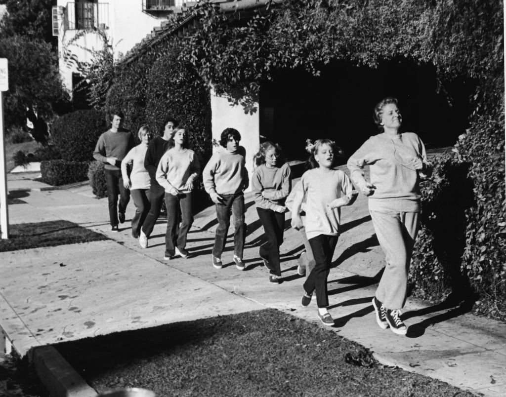 Robert Reed, Florence Henderson, Barry Williams, Maureen McCormick, Christopher Knight, Eve Plumb, Susan Olsen and Davis are led by Ann B. Davis on "The Brady Bunch in 1972 | Photo: Getty Images