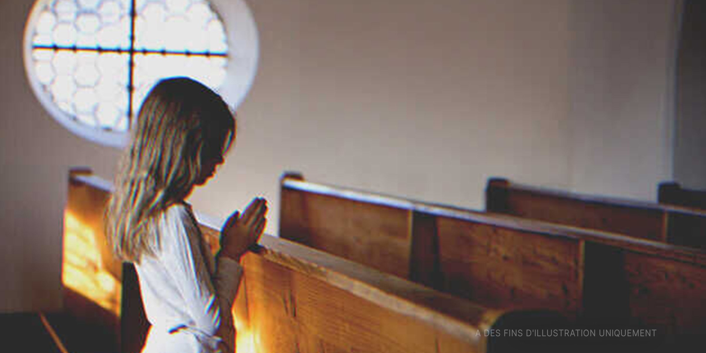 Une petite fille entrain de prier | Photo : Getty Images