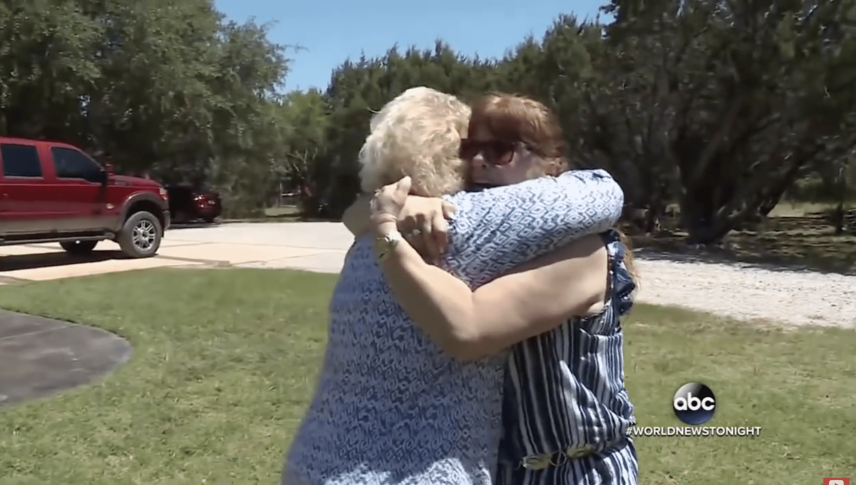 Donna Pavey shares an emotional hug with her daughter, Sharon Glidden. | Photo: YouTube.com/ABC News