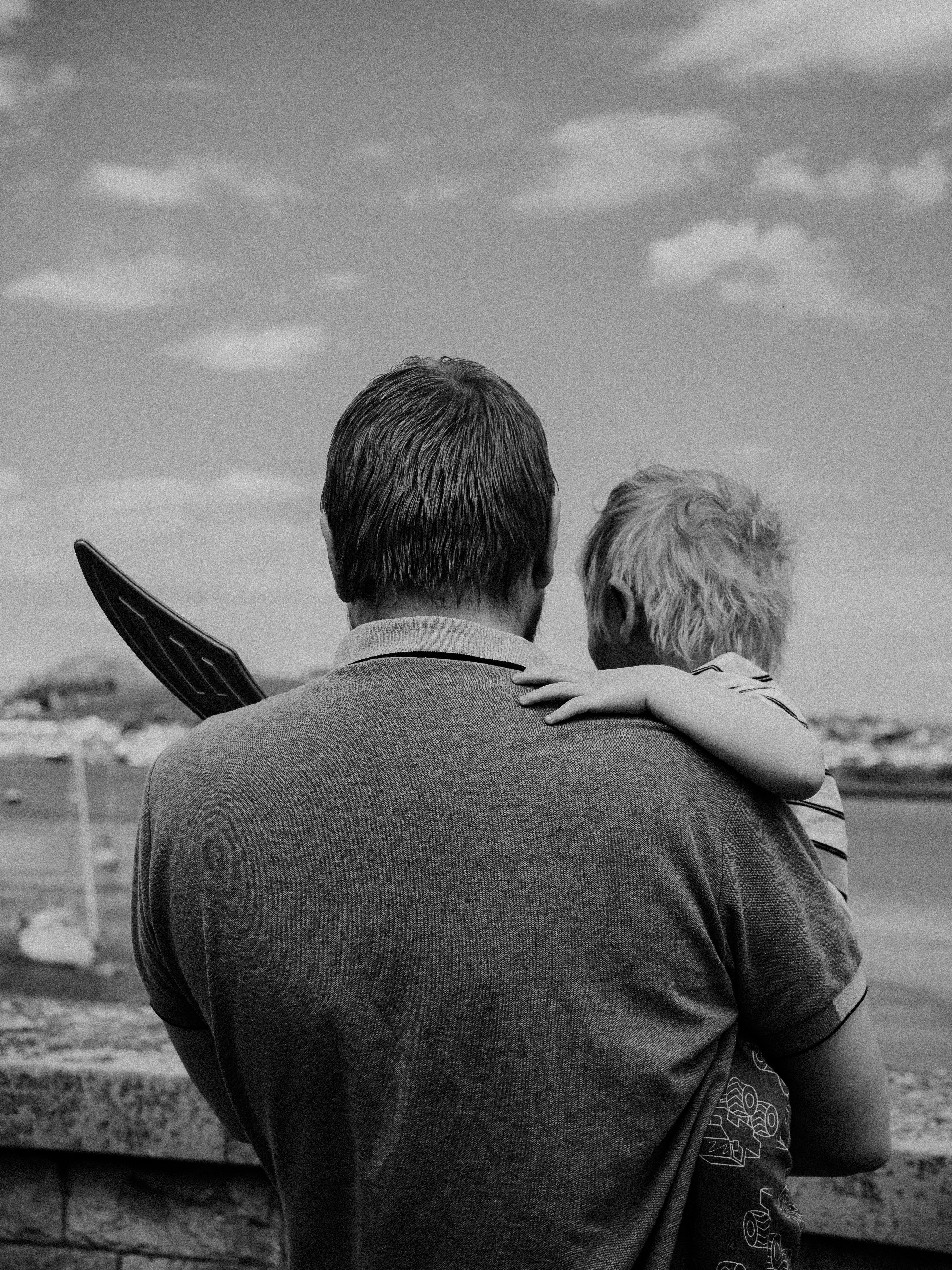 Man holding child in his arms | Source: Pexels