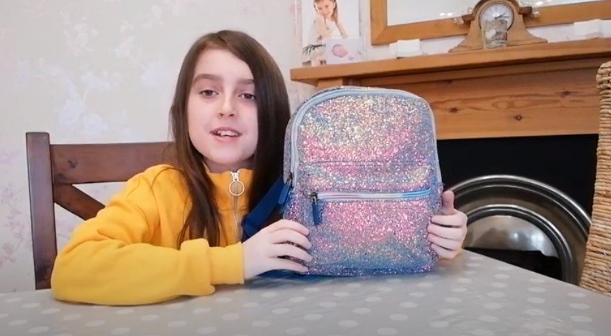 Emelia spricht auf ihrem Youtube-Kanal darüber, was in ihrer Medizintasche ist. I Quelle: youtube.com/Emmie und Lissy The Allergy Adventure Sisters