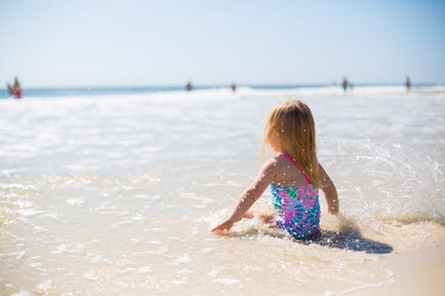 Image d'une petite fille dans l'eau | Photo : Pexels