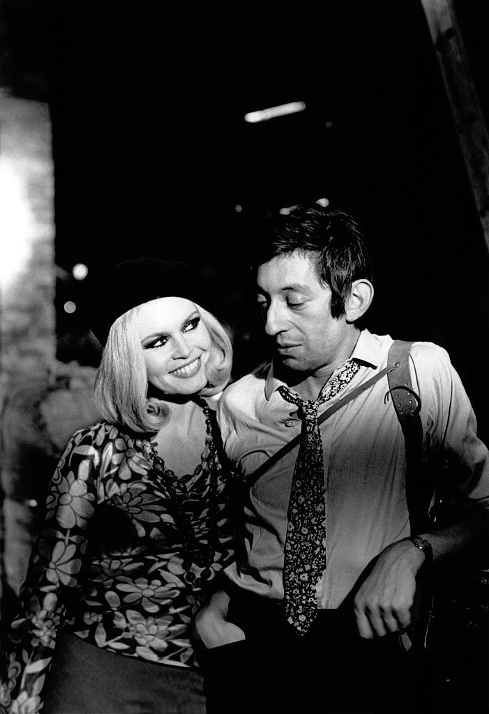 Enregistrement de l'émission télévisée ''Bardot Show'' avec Brigitte Bardot et Serge Gainsbourg. | Photo : Getty Images Enregistrement de l'émission télévisée ''Bardot Show'' avec Brigitte Bardot et Serge Gainsbourg. | Photo : Getty Images