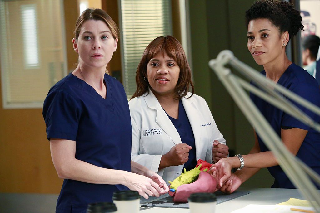 The cast of "Grey's Anatomy" during a scene on November 17, 2014 | Photo: Getty Images