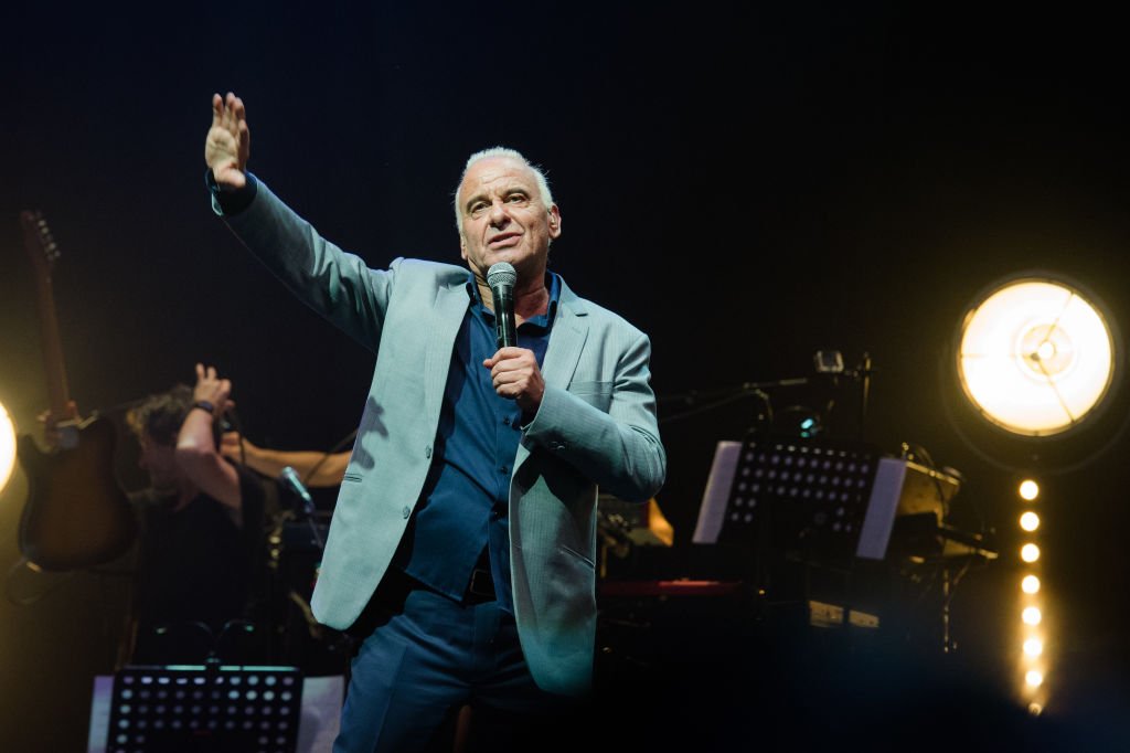 Michel Fugain se produit lors de Leurs Voix pour l Espoir à L'Olympia le 12 octobre 2017 à Paris, France. | Photo : Getty Images