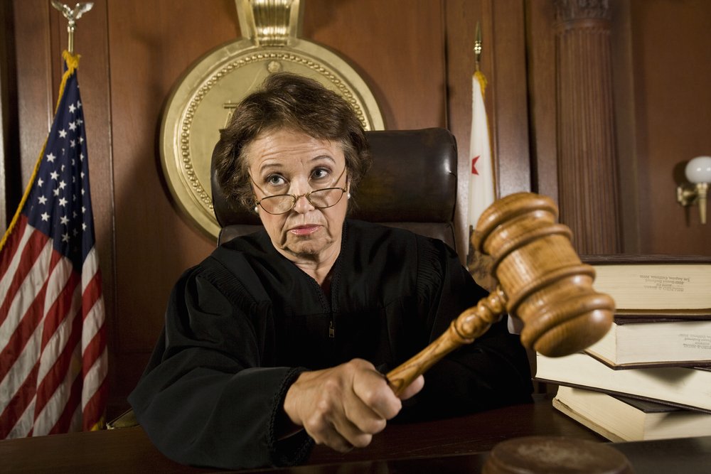 Richterin im Gerichtssaal. I Quelle: Shutterstock