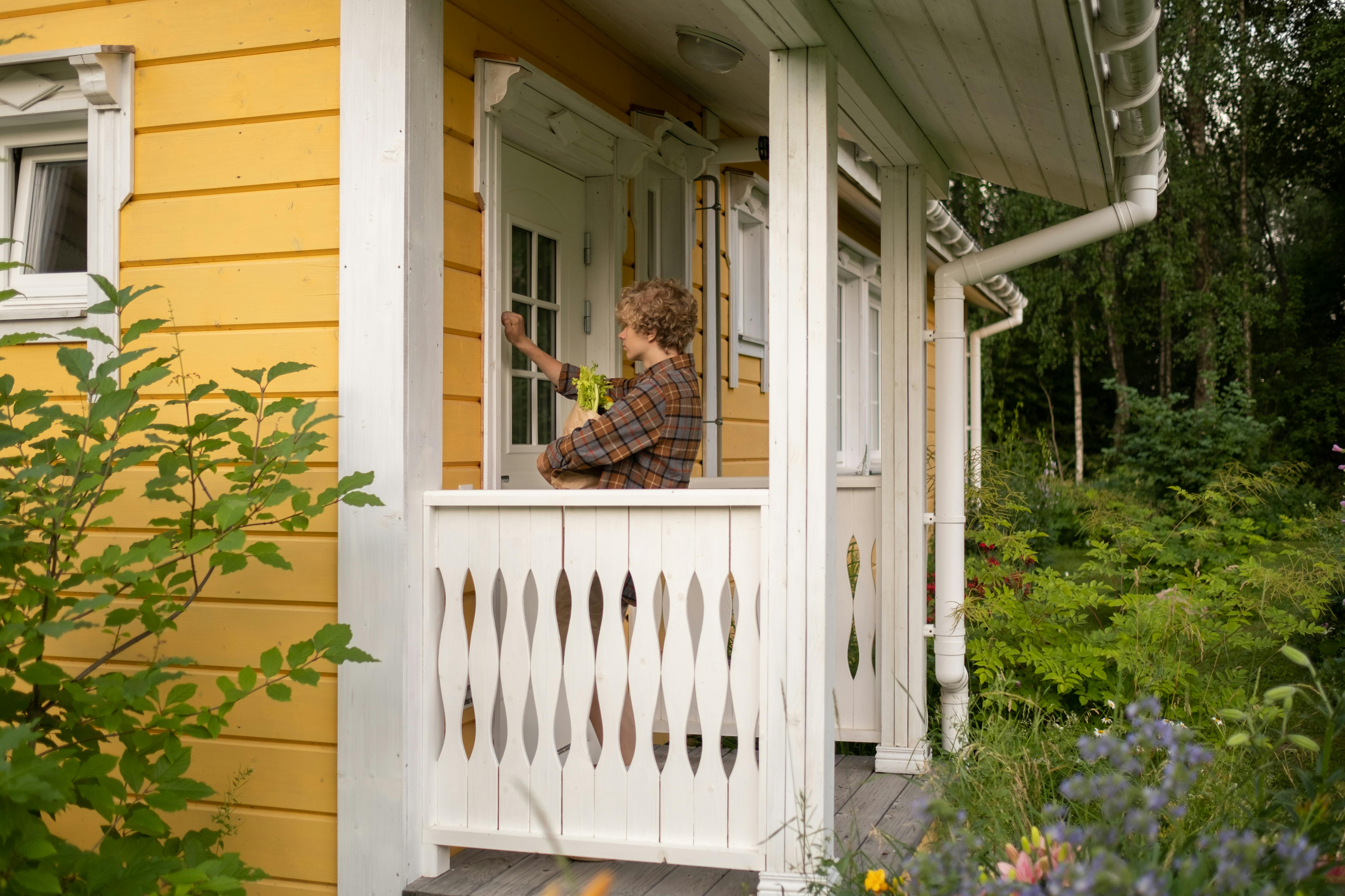 A man knocking on a door | Source: Pexels
