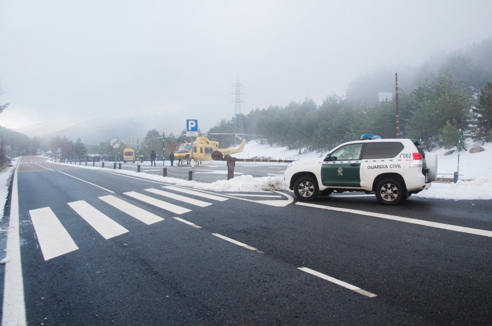 Patrullas de la Guardia Civil estacionadas a la orilla de una montaña nevada. | Foto: Shutterstock