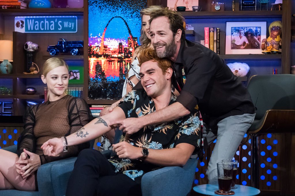 Lili Reinhart, KJ Apa, Madchen Amick and Luke Perry Watch What Happens Live With Andy Cohen - Season 15 | Photo: Getty Images